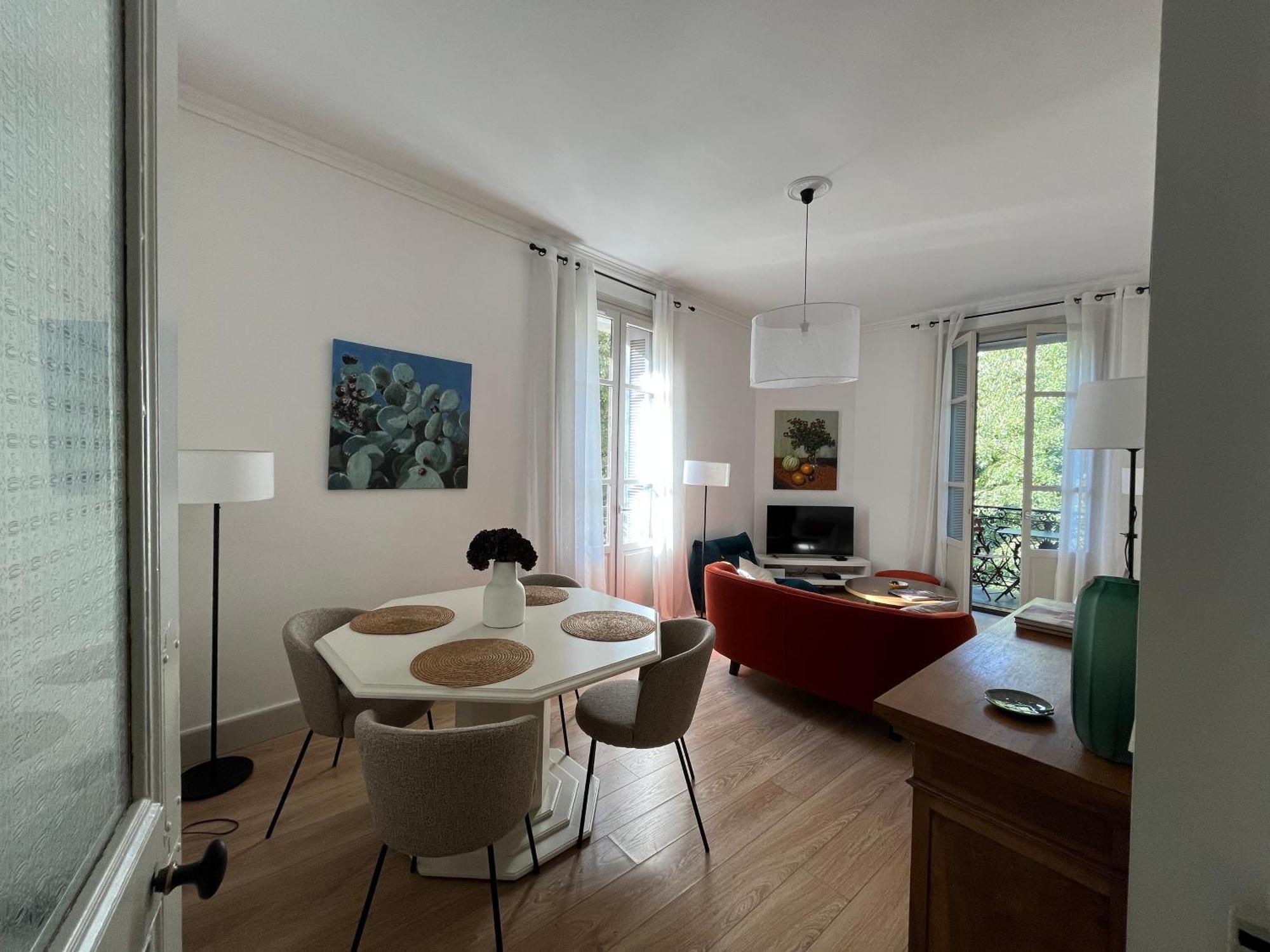 Nimes , Appartement Renove Dans Immeuble Classe. ภายนอก รูปภาพ