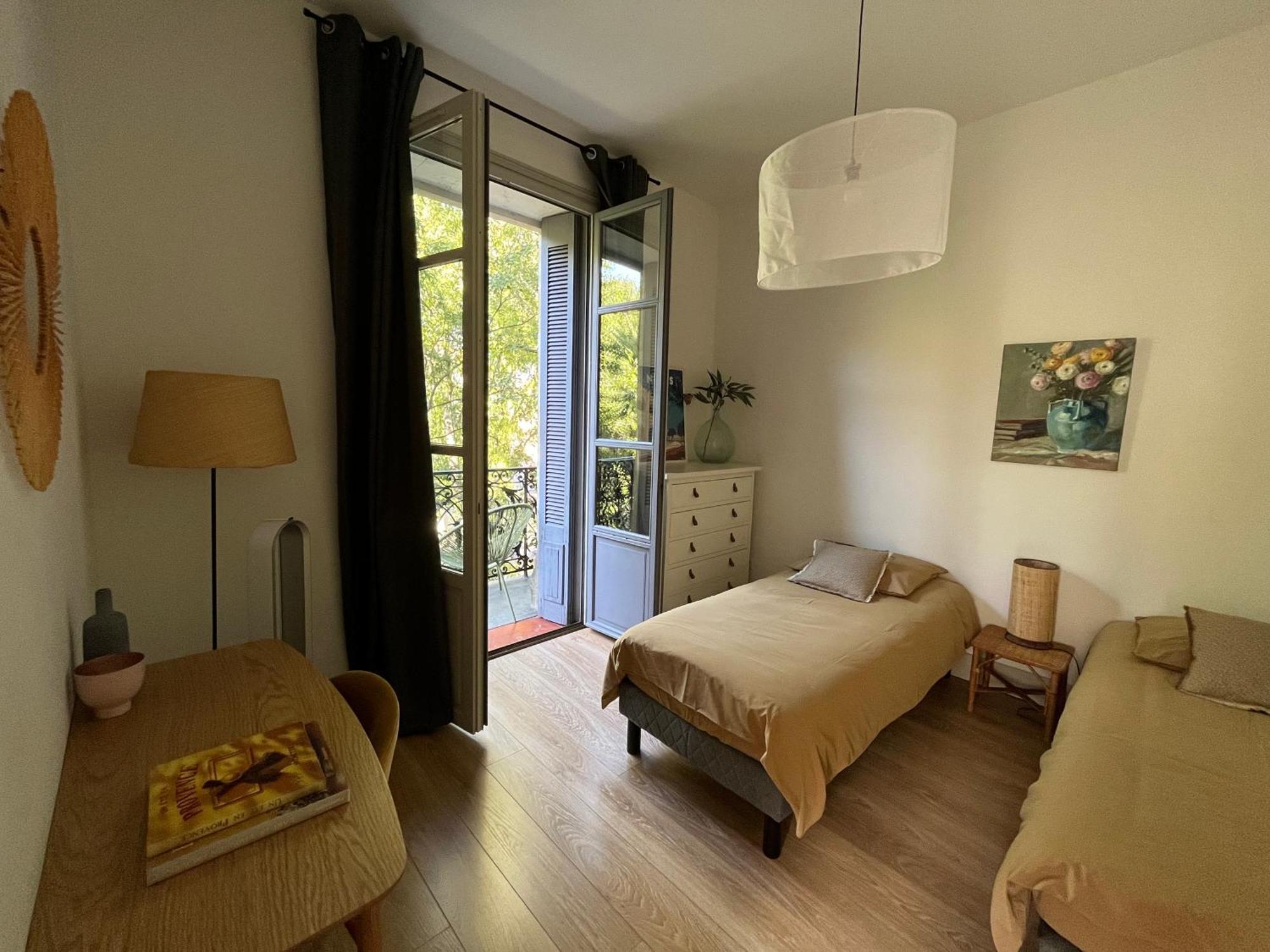Nimes , Appartement Renove Dans Immeuble Classe. ภายนอก รูปภาพ